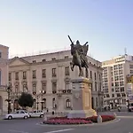 Atuaire Plaza De Libertad Junto A El Cid Campeador *