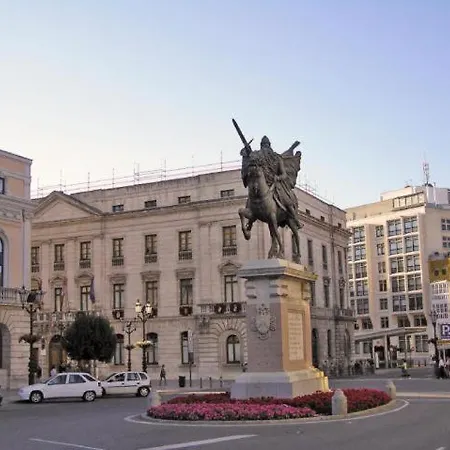 Atuaire Plaza De Libertad Junto A El Cid Campeador *