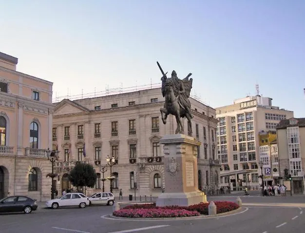 Atuaire Plaza De Libertad Junto A El Cid Campeador *